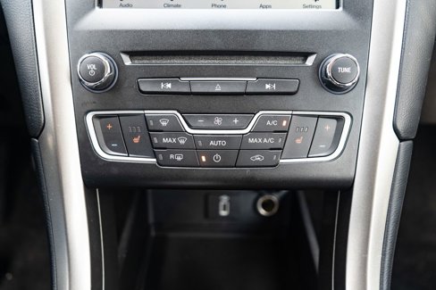 Used 2017 Ford Fusion SE w/ Fusion SE Technology Package image 25