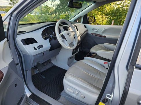 Used 2012 Toyota Sienna XLE image 10