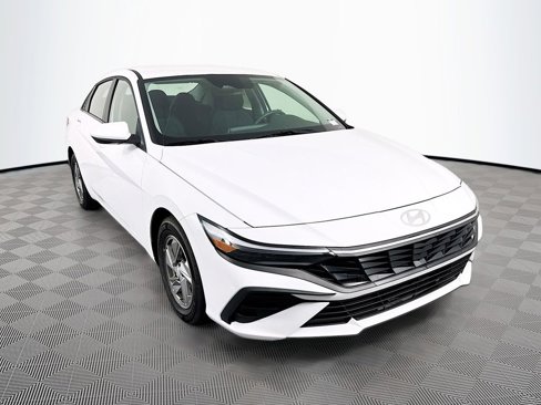 Certified 2025 Hyundai Elantra SE image 3