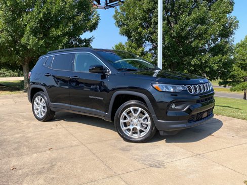 Used 2024 Jeep Compass Latitude image 1