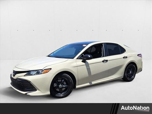Used 2018 Toyota Camry LE image 1
