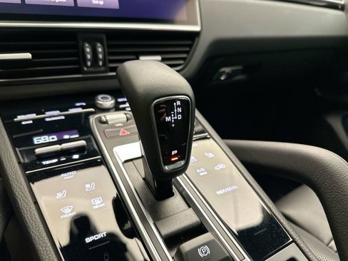 Used 2022 Porsche Cayenne image 12
