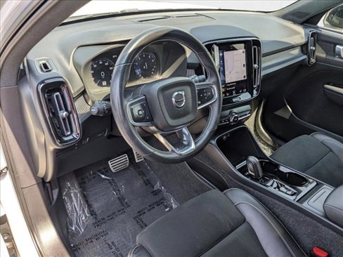Used 2021 Volvo XC40 T5 R-Design image 10