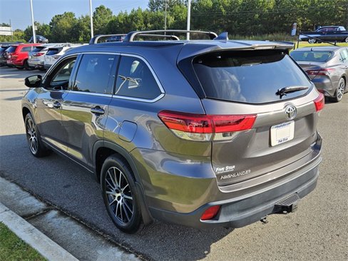 Used 2018 Toyota Highlander SE image 12