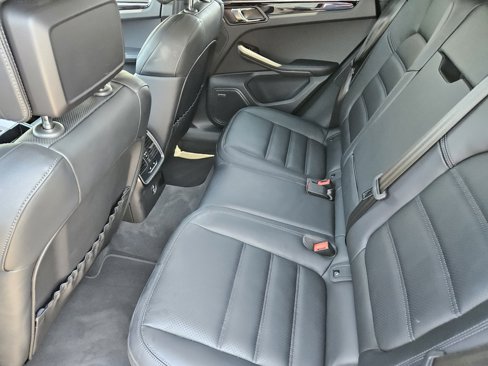 Certified 2025 Porsche Macan image 38