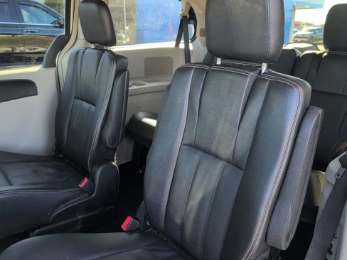 Used 2015 Chrysler Town & Country Touring image 23