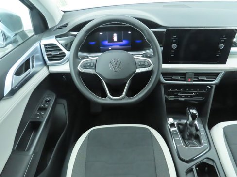 Certified 2025 Volkswagen Taos SE w/ Black Wheel Package image 11
