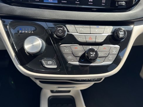 Used 2023 Chrysler Pacifica Touring-L image 20