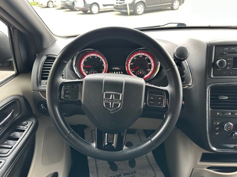 Used 2016 Dodge Grand Caravan SE image 21