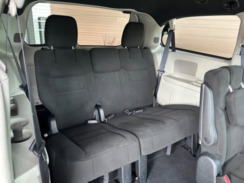 Used 2016 Dodge Grand Caravan SE image 17