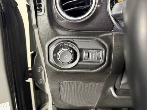 Used 2020 Jeep Wrangler Unlimited Sahara image 32