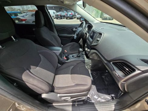 Used 2019 Jeep Cherokee Latitude w/ Cold Weather Group image 13
