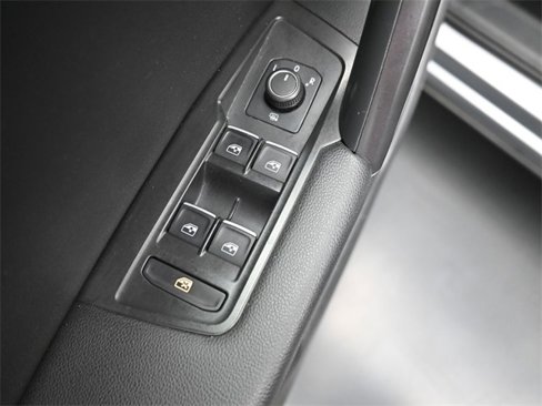 Used 2021 Volkswagen Tiguan SE image 12