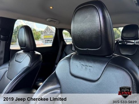 Used 2019 Jeep Cherokee Limited w/ Technology Group image 31