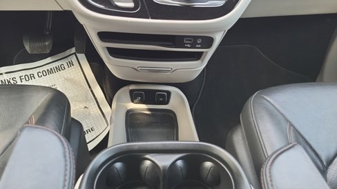 Used 2019 Chrysler Pacifica Touring-L image 34