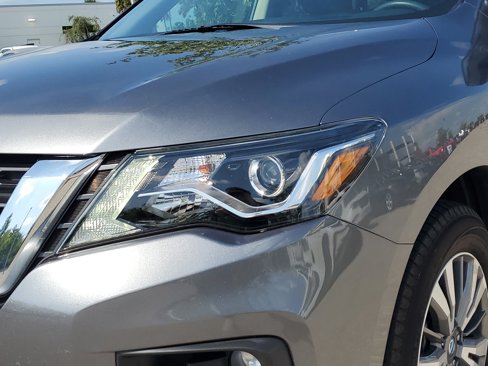Used 2020 Nissan Pathfinder SV image 10