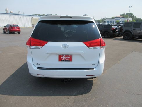 Used 2013 Toyota Sienna XLE image 4