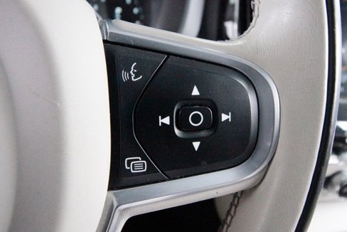 Used 2018 Volvo XC60 T5 Momentum w/ Vision Package image 21
