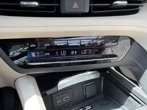 Used 2023 Buick Envision Avenir image 17