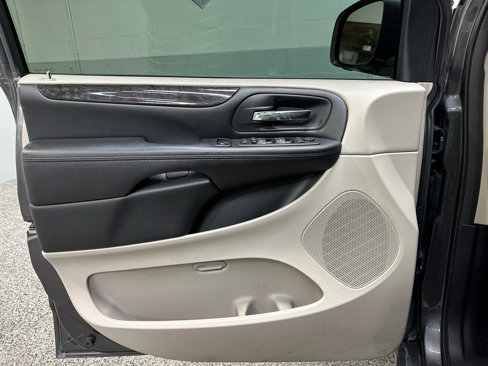 Used 2020 Dodge Grand Caravan SE w/ UConnect Hands-Free Group image 12
