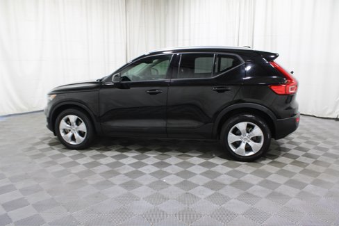 Used 2022 Volvo XC40 T4 Momentum image 25