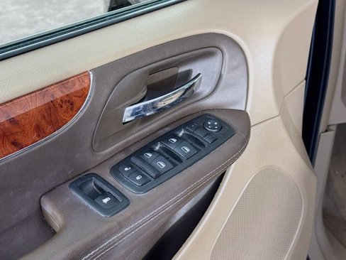 Used 2013 Chrysler Town & Country Touring image 17