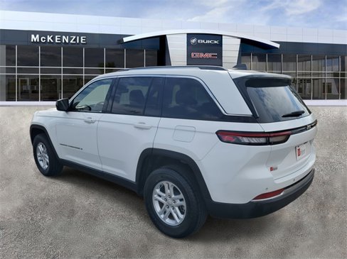 Used 2023 Jeep Grand Cherokee Laredo image 3