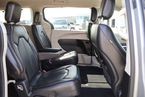 Used 2019 Chrysler Pacifica Touring-L image 11