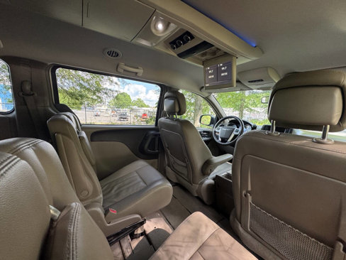 Used 2016 Chrysler Town & Country Touring image 19