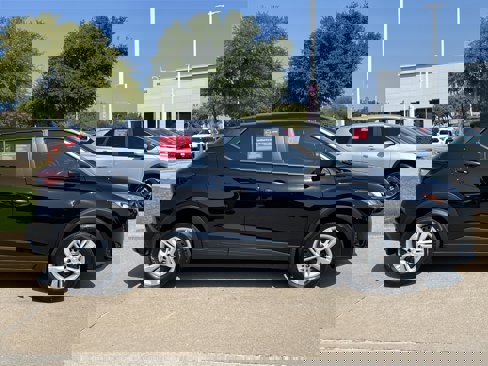 Certified 2025 Nissan Kicks Play S image 3