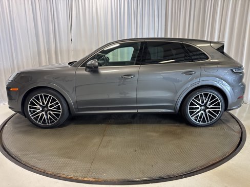 New 2025 Porsche Cayenne Turbo image 2