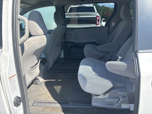 Used 2018 Toyota Sienna LE image 26