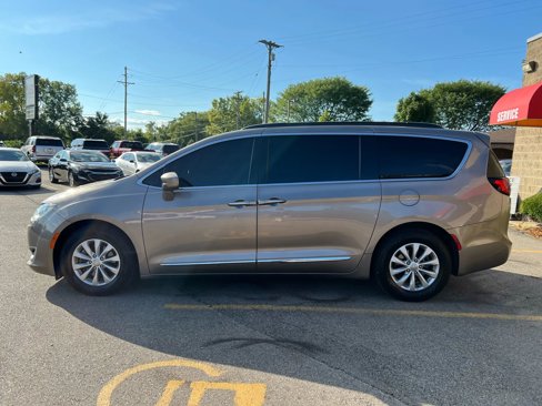 Used 2017 Chrysler Pacifica Touring-L image 8