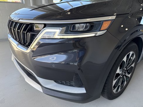 Used 2022 Kia Carnival EX image 4