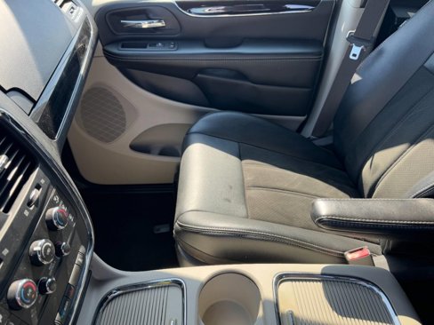 Used 2019 Dodge Grand Caravan SXT image 14