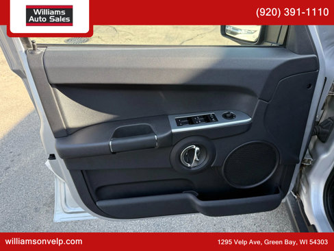 Used 2010 Jeep Commander Sport image 10