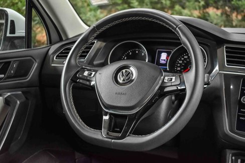 Used 2021 Volkswagen Tiguan SE w/ Panoramic Sunroof Package image 14