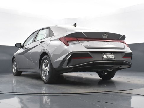 Used 2025 Hyundai Elantra SE image 25