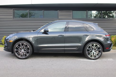 Certified 2024 Porsche Macan image 2