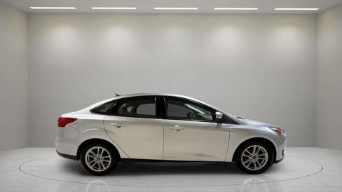 Used 2017 Ford Focus SE image 2
