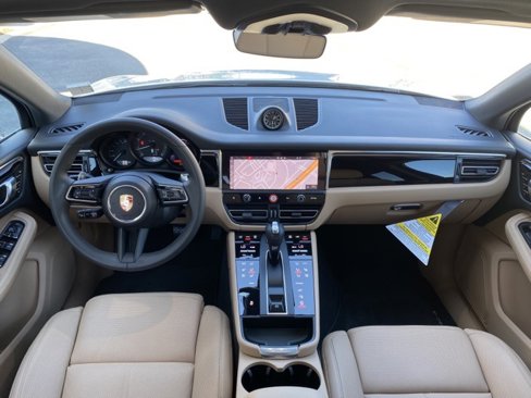 Certified 2025 Porsche Macan image 24