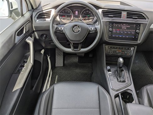 Certified 2021 Volkswagen Tiguan SE w/ Panoramic Sunroof Package image 17