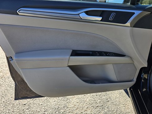 Used 2017 Ford Fusion SE image 11