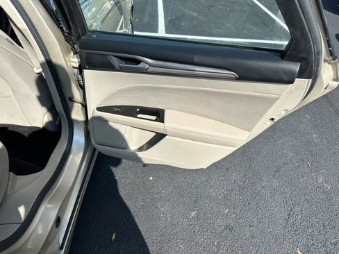 Used 2017 Ford Fusion SE image 18