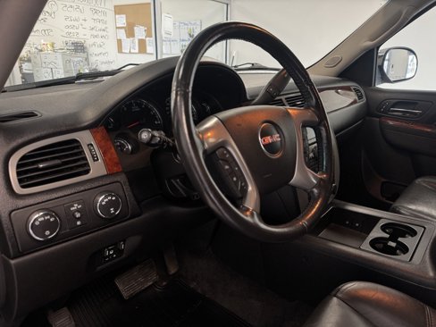 Used 2014 GMC Yukon SLT w/ SLT Chrome Package image 15