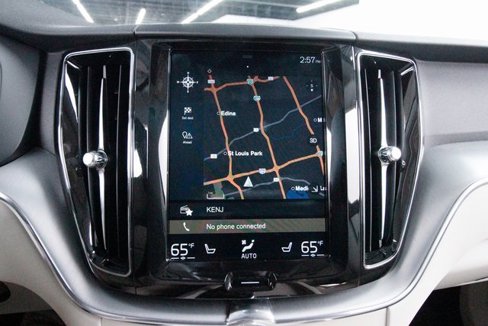 Used 2018 Volvo XC60 T5 Momentum w/ Vision Package image 19