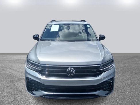 Used 2024 Volkswagen Tiguan SE R-Line image 2