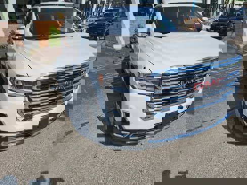 Used 2023 GMC Acadia SLT image 3