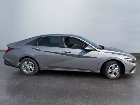 Certified 2024 Hyundai Elantra SE image 4