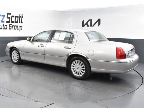 Used 2005 Lincoln Town Car Signature image 3